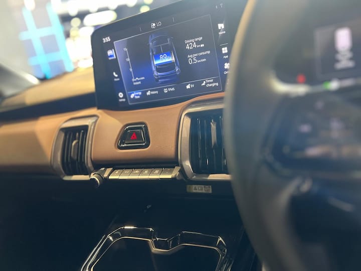 मारुति ई विटारा दो बैटरी पैक के साथ आने वाली है. इस कार में एक 49 kWh और दूसरा 61 kWh का बैटरी पैक लगा मिलेगा. मारुति की ये ईवी बड़े बैटरी पैक के साथ 500 किलोमीटर की रेंज देने का दावा करती है.