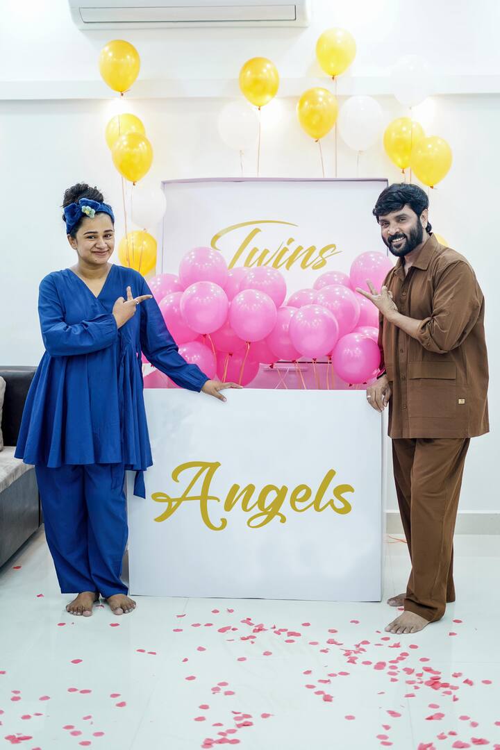 இந்த நிலையில் தான் தற்போது சினேகன் மற்றும் கன்னிகா தம்பதியினர், தங்களுக்கு இரட்டை பெண் குழந்தை பிறந்திருப்பதாக அறிவித்துள்ளனர். ஆனால், அவர்களுக்கு கடந்த 25ஆம் தேதியே பெண் குழந்தைகள் பிறந்துள்ளது. இது குறித்து சினேகன் தனது இன்ஸ்டாகிராம் பக்கத்தில் கூறியிருப்பதாவது: 