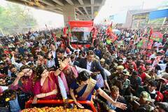 मिल्कीपुर उपचुनाव के मैदान में उतरी सपा की नारी शक्ति, डिंपल, प्रिया सरोज ने किया रोड शो, सामने आईं ये तस्वीरें