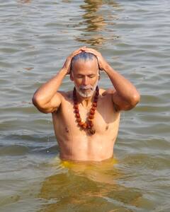 पिवळे धोतर, गळ्यात रुद्राक्षाची माळ... मिलिंद सोमण यांनी पत्नीसोबत महाकुंभ मेळ्यात केले शाही स्नान!