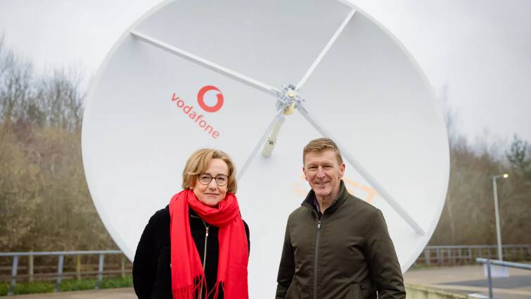 Vodafone makes worlds first space video call using a standard mobile phone Vodafone ने रचा इतिहास, सैटेलाइट के जरिए कर डाली पहली वीडियो कॉल, नहीं पड़ी खास फोन की जरूरत