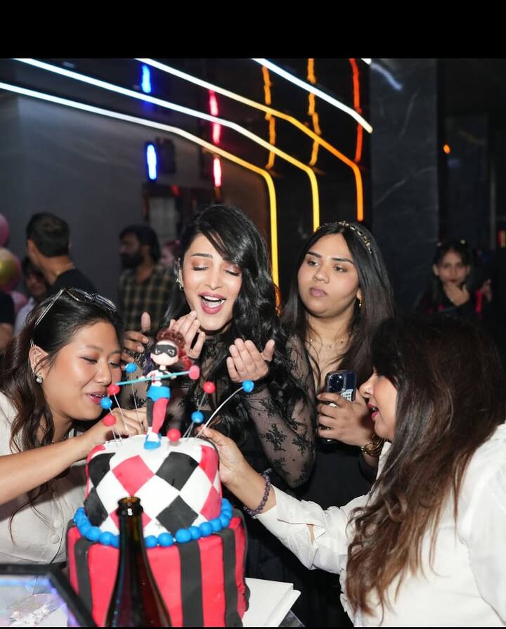 జనవరి 28తో 39వ సంవత్సరంలోకి అడుగుపెట్టింది శృతిహాసన్. దానికి సంబంధించిన బర్త్​డే పార్టీ ఫోటోలను హీరోయిన్​ ఇన్​స్టాలో పోస్ట్ చేసింది. (Images Source : Instagram/Shruti Haasan)