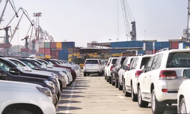 ਮੁੰਬਈ ਦੀ ਹਵਾ ਪ੍ਰਦੂਸ਼ਿਤ ਹੋ ਰਹੀ ਹੈ। ਮੁੰਬਈ ਦੁਨੀਆ ਦੇ ਸਭ ਤੋਂ ਪ੍ਰਦੂਸ਼ਿਤ ਸ਼ਹਿਰਾਂ ਵਿੱਚੋਂ 512ਵੇਂ ਸਥਾਨ 'ਤੇ ਹੈ। 28 ਜਨਵਰੀ, 2025 ਨੂੰ ਮੁੰਬਈ ਵਿੱਚ ਹਵਾ ਪ੍ਰਦੂਸ਼ਣ ਦਾ ਪੱਧਰ (AQI) 193 PM2.5 ਅਤੇ 159 PM10 ਸੀ। ਉਸੇ ਸਮੇਂ, O3 AQI 39 ਅਤੇ NO2 AQI 21 ਸੀ। ਜੇਕਰ AQI 100 ਤੋਂ ਵੱਧ ਹੈ, ਤਾਂ ਹਵਾ ਦੀ ਗੁਣਵੱਤਾ ਮਾੜੀ ਮੰਨੀ ਜਾਂਦੀ ਹੈ। ਮੁੰਬਈ ਵਿੱਚ 35 ਲੱਖ ਤੋਂ ਵੱਧ ਵਾਹਨ ਅਗਸਤ 2024 ਵਿੱਚ ਮੁੰਬਈ ਵਿੱਚ ਵਾਹਨਾਂ ਦੀ ਗਿਣਤੀ 48 ਲੱਖ ਤੋਂ ਵੱਧ ਸੀ। ਇਨ੍ਹਾਂ ਵਿੱਚ 14 ਲੱਖ ਨਿੱਜੀ ਕਾਰਾਂ ਅਤੇ 29 ਲੱਖ ਦੋਪਹੀਆ ਵਾਹਨ ਸ਼ਾਮਲ ਸਨ। ਇਸਦਾ ਮਤਲਬ ਹੈ ਕਿ ਹਰ ਕਿਲੋਮੀਟਰ ਸੜਕ 'ਤੇ 2,300 ਵਾਹਨ ਹਨ। ਇਸ ਦੇ ਨਾਲ ਹੀ, 2021-2022 ਵਿੱਚ 35 ਲੱਖ ਤੋਂ ਵੱਧ ਨਿੱਜੀ ਅਤੇ ਵਪਾਰਕ ਵਾਹਨ ਰਜਿਸਟਰਡ ਹਨ। ਇਨ੍ਹਾਂ ਵਿੱਚ 10 ਲੱਖ ਤੋਂ ਵੱਧ 4-ਪਹੀਆ ਵਾਹਨ ਅਤੇ 25 ਲੱਖ ਤੋਂ ਵੱਧ 2-ਪਹੀਆ ਵਾਹਨ ਸ਼ਾਮਲ ਹਨ।