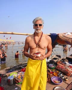 पिवळे धोतर, गळ्यात रुद्राक्षाची माळ... मिलिंद सोमण यांनी पत्नीसोबत महाकुंभ मेळ्यात केले शाही स्नान!