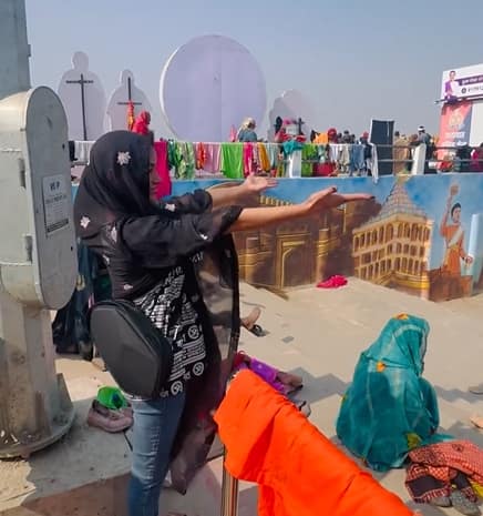 तसेच, तिनं परत येऊन सर्वांना प्रसाद देणार असल्याचंही म्हटलं आहे.