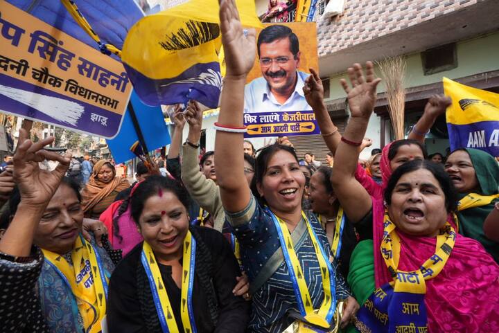 उन्होंने कहा कि नई योजनाओं के ऐलान से हर परिवार को 10 हजार रुपये का और फायदा होगा. पूर्व मुख्यमंत्री ने लोगों से आप के पक्ष में मतदान करने की अपील की. उन्होंने कहा कि झाडू का बटन दबाने से हर महीने 35 हजार रुपये बचेंगे.