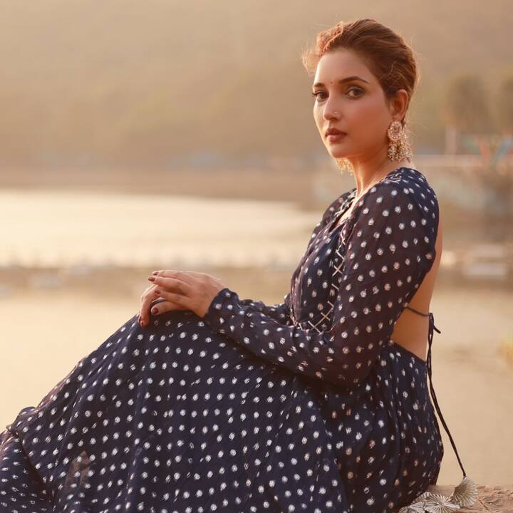 तिच्या हा बॅकलेस ड्रेसने सर्वांचंच की लक्ष वेधलं आहे.