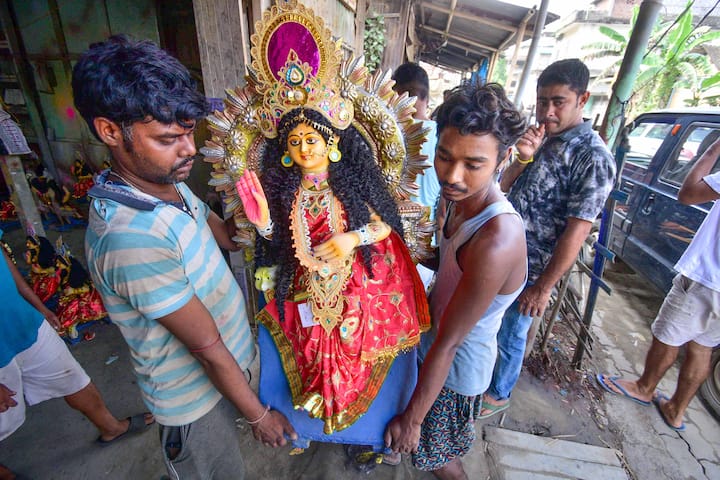 বৃহস্পতি, যাকে ঈশ্বরের প্রভু বলে মনে করা হয়, একটি নির্দিষ্ট সময়ের পরে রাশি পরিবর্তন করে, যা অবশ্যই ১২টি রাশির জীবনকে কোনো না কোনোভাবে প্রভাবিত করে। বৃহস্পতি এই সময়ে বৃষ রাশিতে। তবে মে মাসে তিনি মিথুন রাশিতে প্রবেশ করবেন।