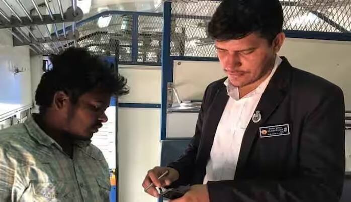 જો તમે ટિકિટ વગર ટ્રેનમાં બેસો છો તો તમે TTE પાસેથી ટિકિટ માંગી શકો છો. આ માટે TTE પહેલા તમારા પર દંડ લાદશે. આ ઉપરાંત તમારે તે સ્ટેશન સુધીનું ભાડું પણ ચૂકવવું પડશે જ્યાંથી ટ્રેન શરૂ થાય છે અને તે સ્ટેશન જ્યાં તમે TTE ને મળો છો.