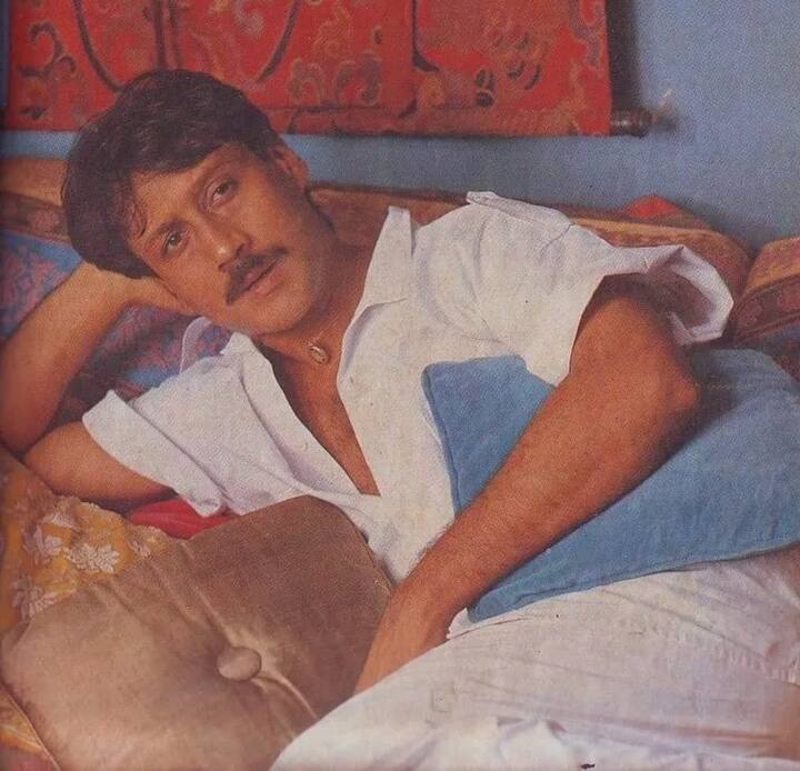 जैकी श्रॉफ की फिल्मों में एंट्री का किस्सा भी बेहद दिलचस्प है. जैकी को एक शख्स ने बस स्टॉप पर देखा तो मॉडलिंग करने का सुझाव दिया था. इसके बाद जैकी मॉडलिंग एजेंसी में काम मांगने गए तो चुन लिए गए और फिर धीरे-धीरे बॉलीवुड के हीरो बन गए.