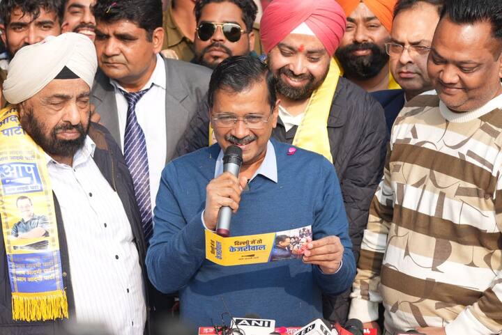 अरविंद केजरीवाल ने बीजेपी पर भी जमकर निशाना साधा. उन्होंने मतदाताओं को सचेत करते हुए कहा कि कमल का बटन दबाने से 25 हजार रुपये की सुविधाओं पर ताला लग जाएगा. उन्होंने दिल्ली में फ्री सुविधाओं से होने वाले फायदे गिनाए.