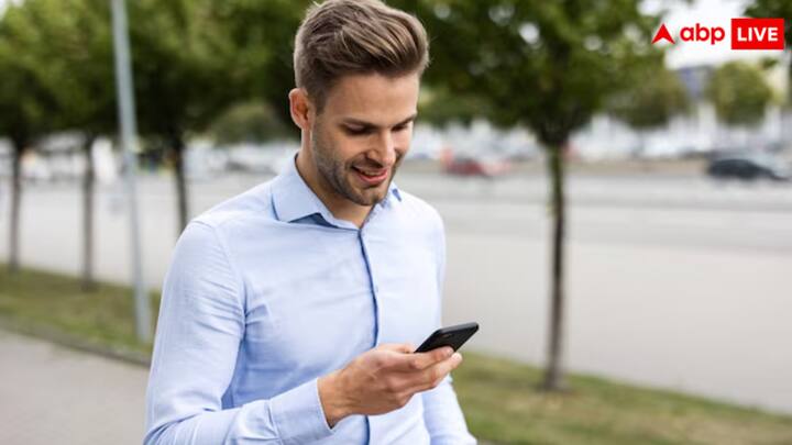 45 साल के डोनोवन ने अब डीजे की नौकरी छोड़ दी है और साइबर सुरक्षा में आजकल काम कर रहे हैं. 18वें जन्मदिन पर मोबाइल मिलने पर उन्होंने अपने दोस्तों को मैसेज किया. फिर उन्हें एक शरारत सूझी और रेंडम नंबर पर मैसेज करने का फैसला किया.