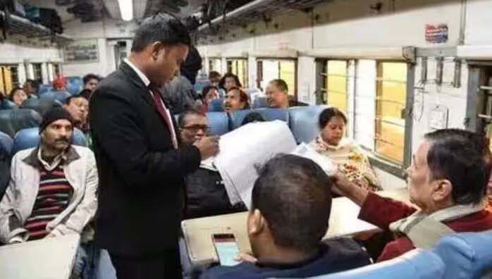 પરંતુ આ દરમિયાન ઘણા લોકોના મનમાં આ પ્રશ્ન આવે છે. જો તમે ટિકિટ વગર ટ્રેનમાં બેસો છો તો શું તમે TTE પાસેથી ટિકિટ માંગી શકો છો? આ અંગે ભારતીય રેલવેના નિયમો શું છે, ચાલો તમને તેના વિશે જણાવીએ.