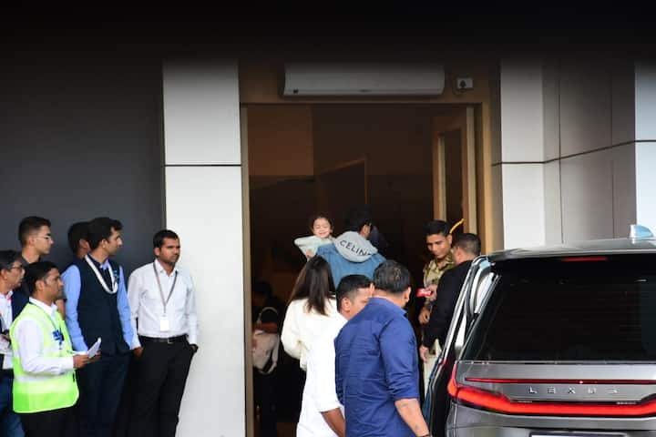 Raha was dressed in an adorable light gray hoodie.