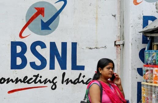 BSNL નો રૂ. 439 રિચાર્જ પ્લાન એ STV એટલે કે સ્પેશિયલ ટેરિફ વાઉચર પ્લાન છે. BSNLનો આ પ્રીપેડ પ્લાન, જે રૂ. 500થી ઓછી કિંમતે આવે છે, ગ્રાહકોને અનેક પ્રકારની સેવાઓ આપે છે. આ રિચાર્જ પ્લાનમાં ગ્રાહકોને તમામ નેટવર્ક્સ માટે અમર્યાદિત ફ્રી કોલિંગ ઓફર કરવામાં આવે છે. આ સાથે રિચાર્જ પ્લાનમાં તમને 300 ફ્રી SMS પણ આપવામાં આવે છે.