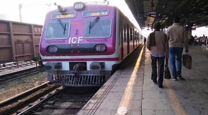 ટ્રેનની મુસાફરી ખૂબ જ આરામદાયક અને અનુકૂળ છે. ભારતીય રેલવે દ્વારા ટ્રેનમાં મુસાફરી કરવા અંગે ઘણા નિયમો બનાવવામાં આવ્યા છે. બધા મુસાફરોએ આ નિયમોનું પાલન કરવું પડશે. ટિકિટ અંગે પણ ટ્રેનમાં મુસાફરી કરવાનો નિયમ છે.