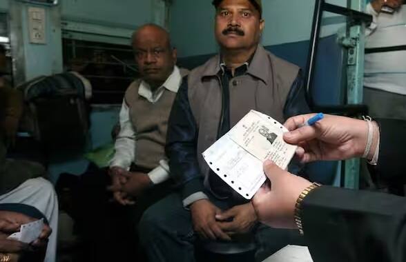 જો તમે ટિકિટ વિના ટ્રેનમાં બેસો છો તો શું તમે પછીથી TTE પાસેથી ટિકિટ માંગી શકો છો? જાણો આ અંગે ભારતીય રેલવેના નિયમો શું છે? ભારતીય રેલવે દ્વારા દરરોજ કરોડો મુસાફરો મુસાફરી કરે છે. ભારતીય રેલવે આ મુસાફરો માટે હજારો ટ્રેનો ચલાવે છે. જ્યારે મુસાફરોને દૂર સુધી મુસાફરી કરવી પડે છે ત્યારે મોટાભાગના મુસાફરોની પહેલી પસંદગી ટ્રેન હોય છે.