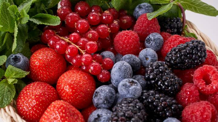 7. Berries: Berries are packed with antioxidants like flavonoids. It reduces oxidative stress which elevates mood. Their serotonin boosting properties made them a mood lifting food. (Image Source: Canva)