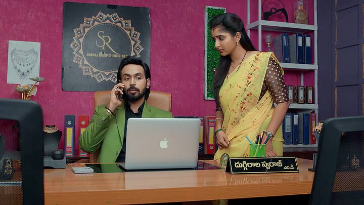 కావ్య వేసిన డిజైన్ విషయంలో రాజ్ తో సరదాగా వాదనకు దిగుతుంది. డిజైనర్ గొప్పా-సీఈఓ గొప్పా అని వాదించుకుంటారు. ఆ తర్వాత కావ్య వేసిన నక్లెస్ డిజైన్ ని ఆక్షన్ కి పంపిస్తారు