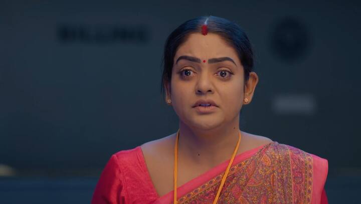 పాపను కాపాడుకోవాలన్న ధ్యాసలో దీప ఉంటుంది. శౌర్యను కాపాడుకోవడం కోసం దీప సంతకం చేసేద్దామని నిర్ణయించుకుంటుంది.(Image Credit: Disney Plus Hotstar/ Star Maa)