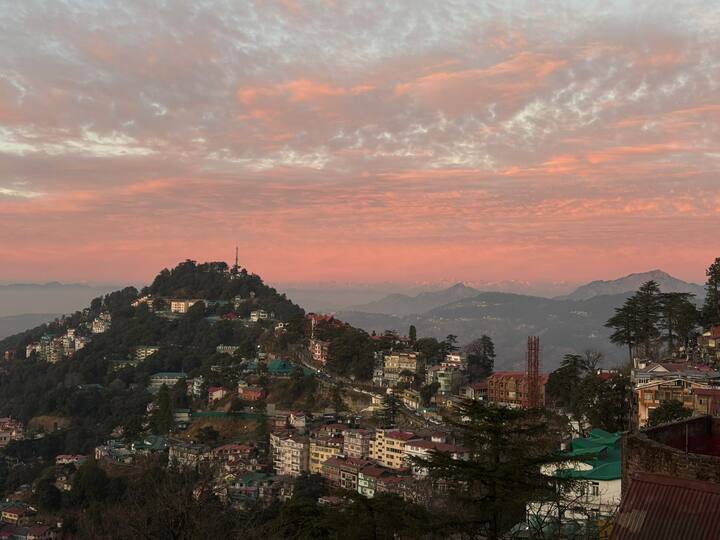 मौसम विज्ञान केंद्र शिमला में मौसम वैज्ञानिक संदीप कुमार शर्मा ने बताया कि बीते 24 घंटे में प्रदेश के भीतर मौसम साफ रहा है. 31 जनवरी देर शाम से प्रदेश के मौसम में गतिविधि देखी जा सकती है.