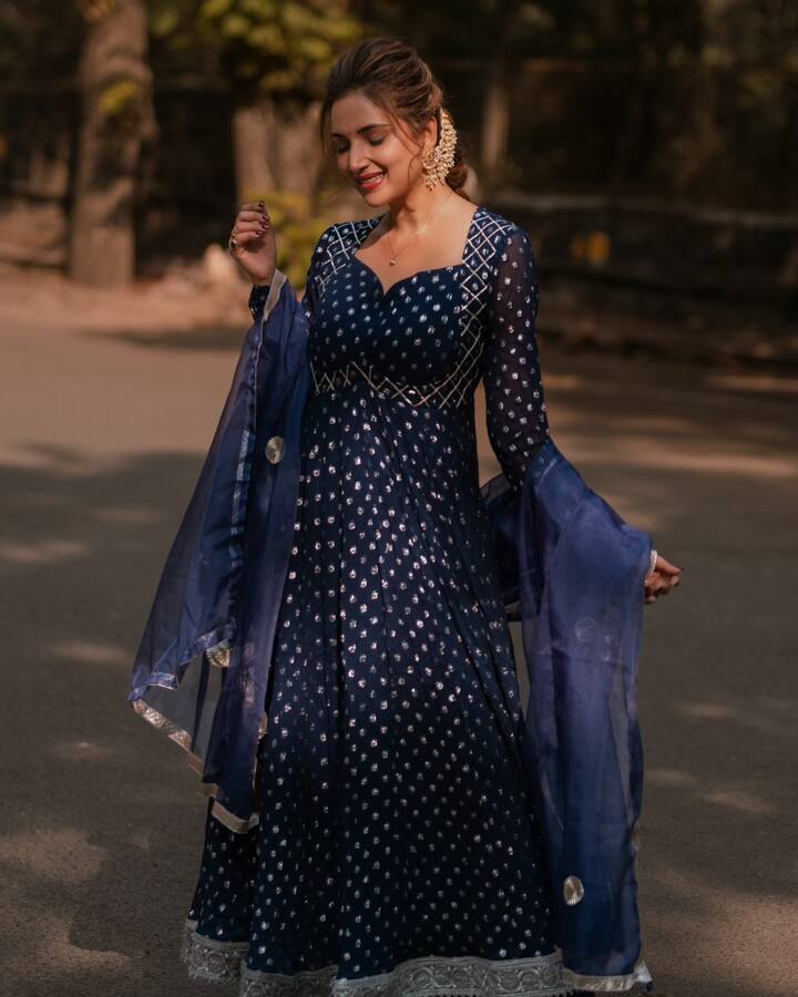 रुपालीने आतापर्यंत हिंदी मालिकांमध्येही काम केलं आहे. सोनी टिव्हीवरील सुमित राघवनसोबतची तिची बडी दूर सें आये हैं ही मालिका विशेष गाजली.