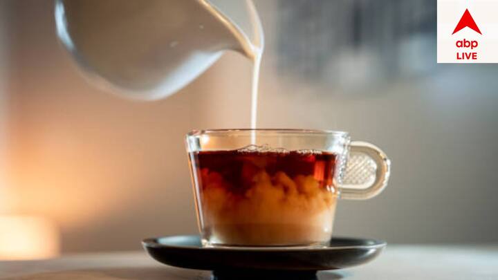 ব্রেন স্ট্রোক ও হার্ট অ্য়াটাকের সম্ভাবনা কিন্তু বাড়ে সিগারেট খেলে। চায়ের সঙ্গে তা খেলে আরও ক্ষতি বাড়বে।