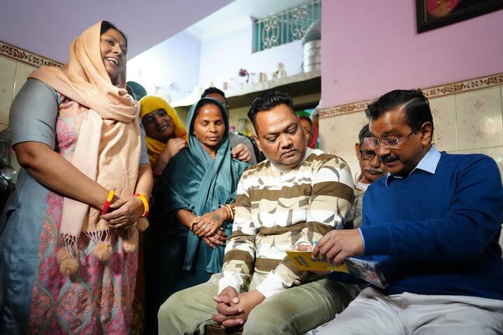 अरविंद केजरीवाल ने ऐलान किया कि आम आदमी पार्टी के कार्यकर्ता और नेता घर-घर जाकर लोगों से बचत पत्र भरवाएंगे. उन्होंने कहा कि एक परिवार में जाकर मैं खुद बचत पत्र भरवाऊंगा.