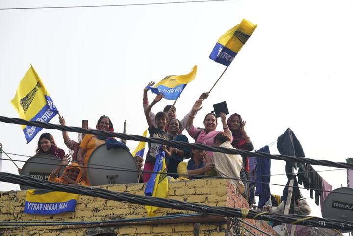 मोहल्ला क्लीनिक, स्कूल, अस्पताल, बिजली, सड़क, मेट्रो के काम सरकार को करने पड़ते हैं. उन्होंने कहा कि बीजेपी सरकारी खजाने का मुंह चंद अरबपतियों की तरफ मोड़ देती है. पूर्व मुख्यमंत्री ने कहा कि दिल्ली में आप की सरकार बनने पर गारंटियों को लागू किया जाएगा.