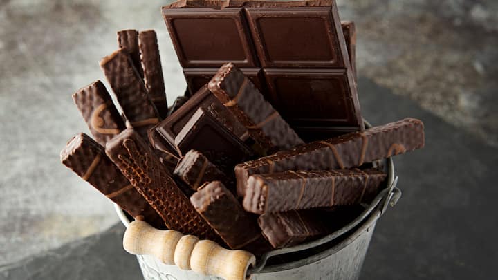 8. Dark Chocolate: Dark Chocolate is known to increase blood flow to the brain and boost mood. It improves the emotional well being by producing serotonin and endorphins. (Image Source: Canva)