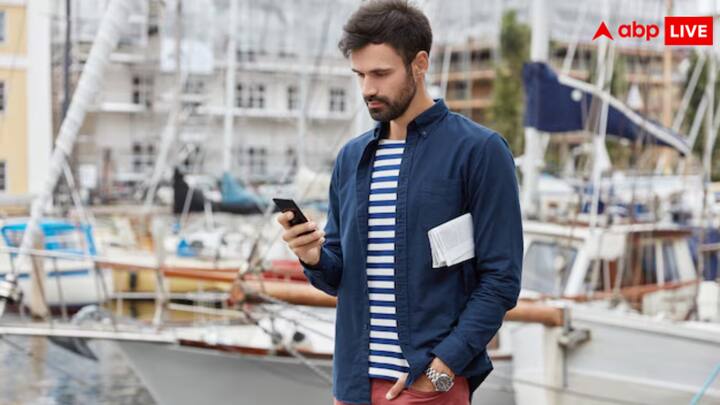 उन्होंने शुरू के पांच अंक तो अपने ही रखे जो 07775 थे और आखिर में कुछ भी डायल कर हैलो मैसेज कर दिया. किस्मत से ये नंबर एक लड़की का था. जिसके बाद दोनों में बातचीत भी होने लगी.