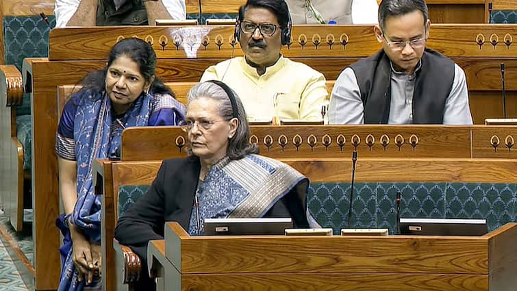 union-budget-session-2025-sonia-gandhi-says-president-dropadi-murmu-poor-lady-bjp-slams-congress સોનિયા ગાંધીએ રાષ્ટ્રપતિ મુર્મુને કહ્યું-Poor Lady, BJPએ કહ્યું- સર્વોચ્ચ પદ પર બેઠેલ આદિવાસી મહિલાનું અપમાન