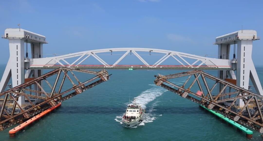 நெகிழ்ச்சியை ஏற்படுத்திய காட்சி, கை கூப்பி விரித்த புதிய பாம்பன் ரயில் பாதை