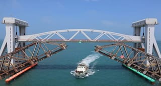 நெகிழ்ச்சியை ஏற்படுத்திய காட்சி, கை கூப்பி விரித்த புதிய பாம்பன் ரயில் பாதை