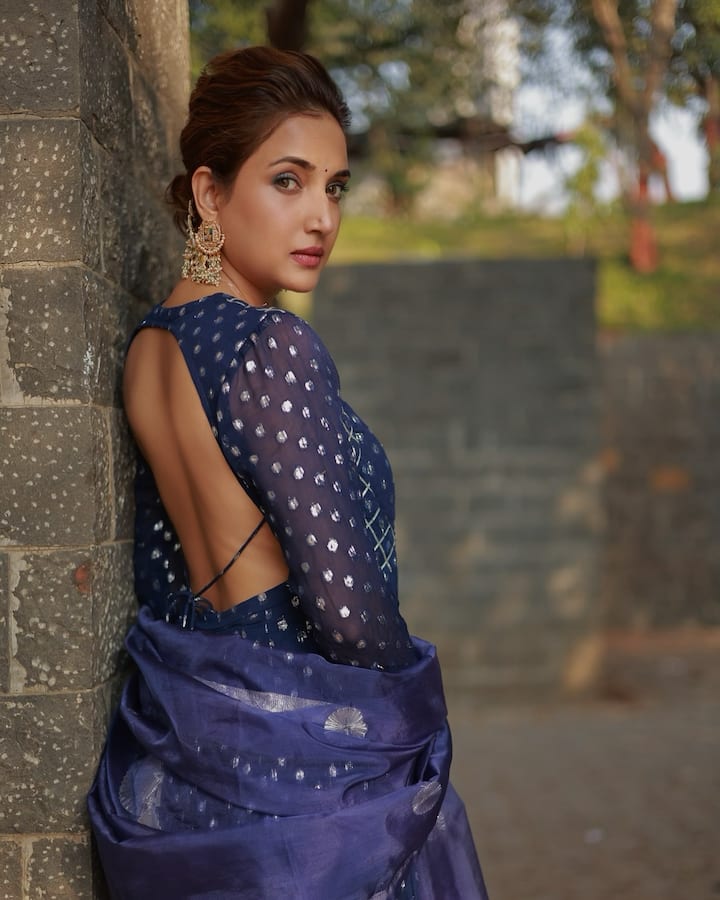 रुपाली भोसले स्टार प्रवाह वाहिनीवरील आई कुठे काय करते या मालिकेत खलनायिकेची भूमिका साकारत होती .