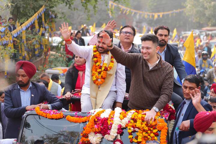 रोड शो के दौरान राजेंद्र नगर की गलियां झंडों और ‘केजरीवाल वापस आएंगे’ के नारों से गूंज उठी. जगह-जगह फूलों की बारिश की गई और लोग अपने नेता को देखने के लिए उमड़ पड़े.