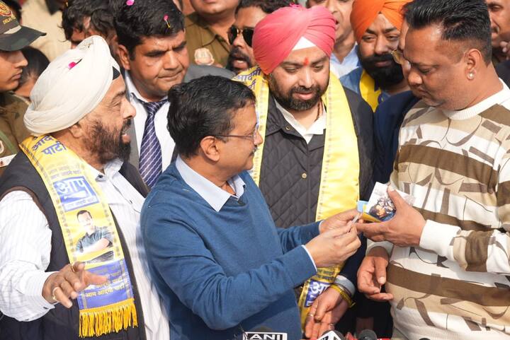 उन्होंने कहा कि फ्री बिजली योजना से 4 हजार, पानी से 2 हजार, बस यात्रा से 2500 रुपये और फ्री शिक्षा से भी दिल्ली के हर परिवार की बचत हो रही है. आप संयोजक ने दावा किया कि टैक्स का पैसा दिल्ली सरकार कल्याणकारी योजनाओं पर खर्च करती है.