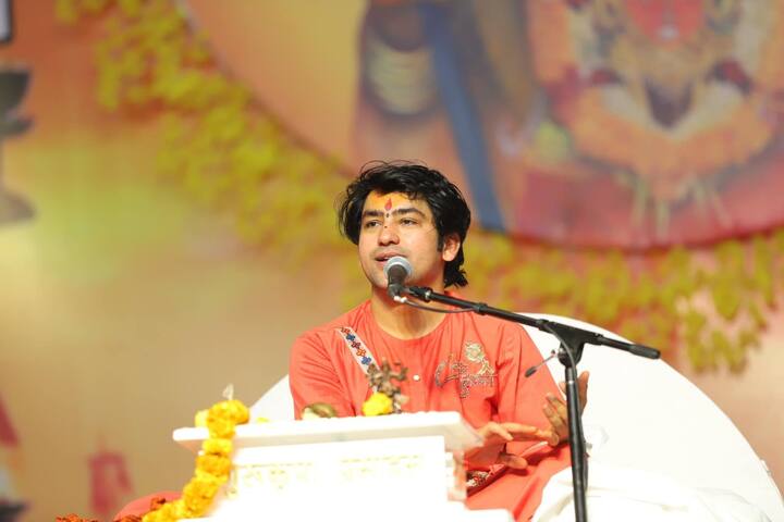 पंडित धीरेंद्र शास्त्री ने ये भी भारत का महात्मा कितना उदार होता है ये मौनी अमावस्या के दिन सभी ने देखा है. सनातन कितना विराट होता है ये हम सभी ने महाकुंभ में आकर देखा है. उन्होंने कहा कि महाकुंभ में जो घटना हुई है निश्चित रूप से निंदनीय हुई है लेकिन ये महाप्रयाग है. मरना सभी को है लेकिन जो गंगा किनारे मर जाए वो मरता नहीं है उसे मोक्ष मिल जाता है. यहां कोई मरा नहीं, असमय जाने का दुख है, लेकिन जाना सभी को है.