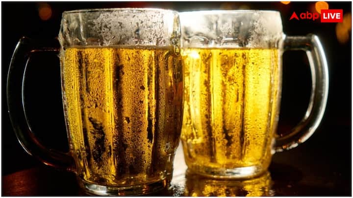 कहते हैं कि मुगलों के भारत आने के बाद ही शराब शाही दरबारों तक पहुंची और धीरे-धीरे शाही जीवनशैली का हिस्सा बन गई. मुगल सम्राट अकबर को तो शराब से परहेज था, लेकिन उसके दरबार में इसका सेवन सामान्य था. अकबर के बाद जहांगीर शराब का काफी शौकीन था.