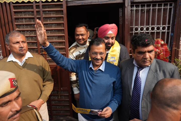 हर महिला को महीने में 2100 रुपये सम्मान राशि मिलेगी. एक घर में दो महिलाओं के होने से हर महीने 4200 रुपये परिवार को मिलेगा. संजीवनी योजना के तहत बुजुर्गों का इलाज फ्री कर दिया जाएगा. बुजुर्गों को इलाज के हर महीने 3 से 4 हजार रुपये बचेंगे.