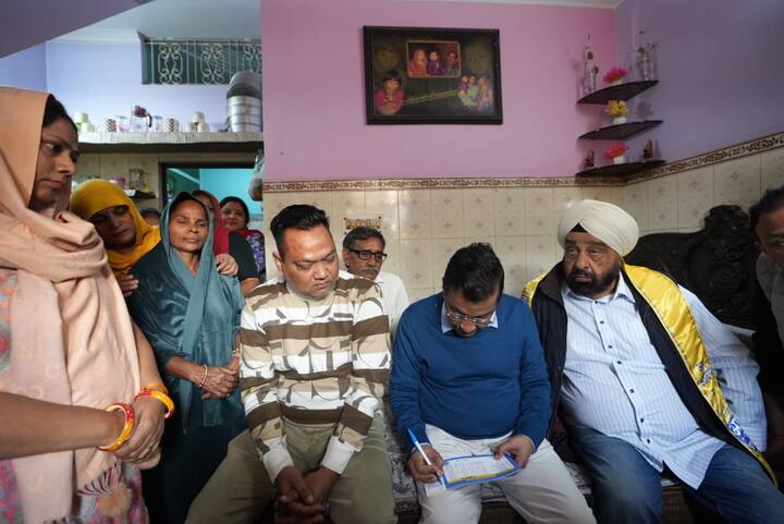 उन्होंने शनिवार को पेश होने वाले बजट पर भी टिप्पणी की. पूर्व मुख्यंत्री ने कहा कि प्रधानमंत्री मोदी अरबपतियों के कर्जमाफ नहीं करने का ऐलान करें. उन्होंने कहा कि पीएम मोदी के ऐलान से मिडिल क्लास बहुत खुश होगा.