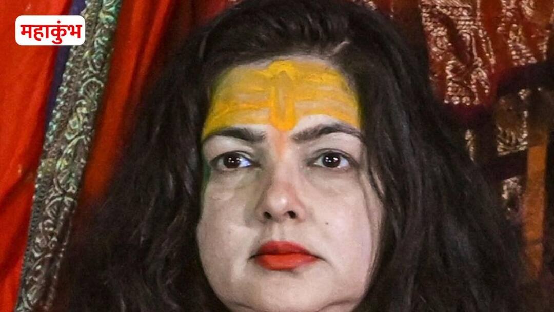 Mamta kulkarni inclusion in kinnar akhara two saints were expelled from Kinnar Akhara ममता कुलकर्णी को शामिल करना पड़ा भारी, किन्नर अखाड़े से निकाले गए दो संत