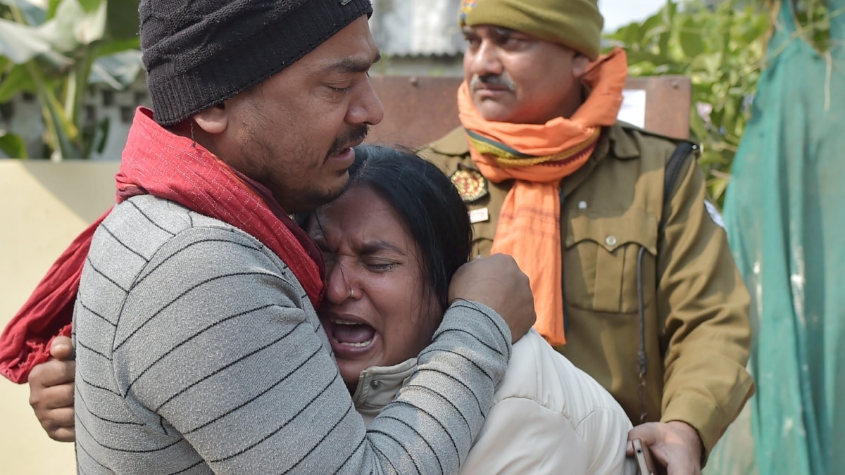 मां को बचा लिया, दादाजी लोगों के पैरों के नीचे फंस गए, युवक ने सुनाया महाकुंभ भगदड़ का आंखों देखा हाल