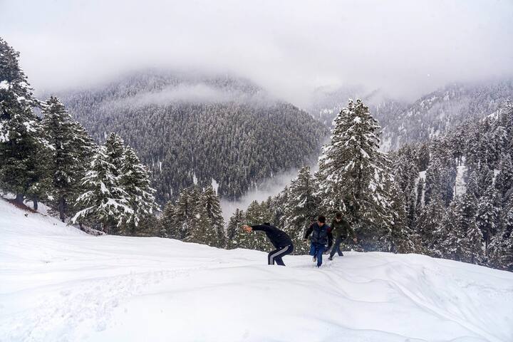 Jammu Kashmir Weather: जम्मू कश्मीर के बांदीपोरा में ताजा बर्फबारी हुई है. उत्तरी कश्मीर के बांदीपोरा जिले की गुरेज घाटी में ताजा बर्फबारी के कारण क्षेत्र में जनजीवन अस्त-व्यस्त हो गया है. (फाइल फोटो)