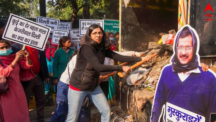 Aam Aadmi Party Rajya Sabha MP Swati Maliwal detained FOR dumping garbage outside residence of Arvind Kejriwal Swati Maliwal : মহিলা সমর্থকদের নিয়ে গিয়ে কেজরিওয়ালের বাড়ির সামনে ৩ ট্রাক আবর্জনা ফেলে আটক AAP-এরই সাংসদ !