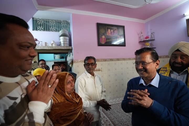 आप सरकार की नई योजनाओं से हर परिवार को 8-10 हजार रुपये की बचत होगी. अरविंद केजरीवाल ने कहा कि बीजेपी दिल्लीवालों को राहत पहुंचाने और महंगाई- बेरोजगारी से छुटकारा दिलाने के लिए चुनाव नहीं लड़ रही है.