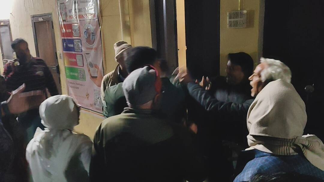 Firozabad Fight between Jain monk and Jain temple committee ann Firozabad News: जैन मंदिर कमेटी और जैन मुनि आमने-सामने, मंदिर परिसर में इस वजह से हो गई मारपीट