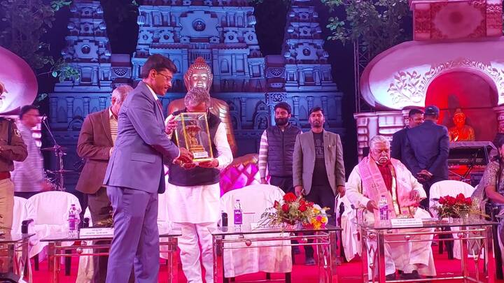 महोत्सव में पर्यटन मंत्री नीतीश मिश्रा ने अपने संबोधन में कहा कि पहली बार बौद्ध महोत्सव में उपस्थित हुआ हूं. मुझे यह सौभाग्य मिला है कि गया का प्रभारी मंत्री हूं. साथ ही सूबे का पर्यटन व उद्योग मंत्री हूं. पर्यटन व उद्योग की दृष्टि से गया बिहार में महत्वपूर्ण स्थान रखता है.