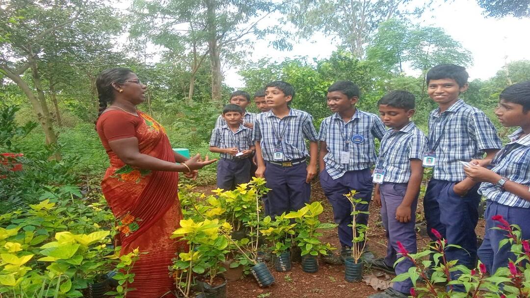 வல்லம் வளம் மீட்பு பூங்காவில் பள்ளி மாணவர்களுக்கு திடக்கழிவு மேலாண்மை விளக்க பயிற்சி