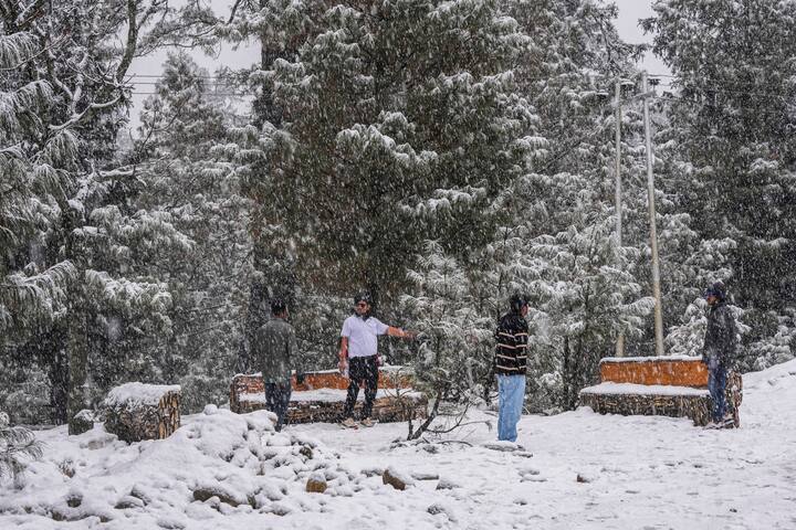 राजदान दर्रे पर भारी बर्फबारी के कारण बांदीपोरा-गुरेज सड़क को असुरक्षित मानते हुए एहतियातन बंद कर दिया गया है. इस सड़क की लंबाई 85 किलोमीटर है और यह घाटी के प्रमुख संपर्क मार्गों में से एक है.(फाइल फोटो)
